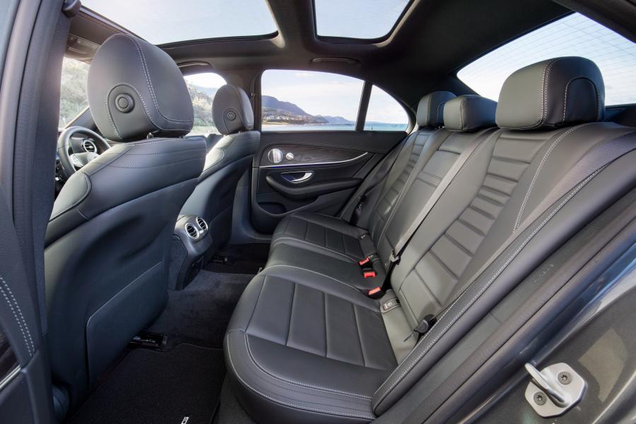 Интерьер Mercedes-Benz E220 d AMG Line 2016 года  (AU) (фото 5 из 19)